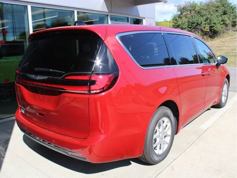 New 2026 Chrysler Pacifica Select image 4