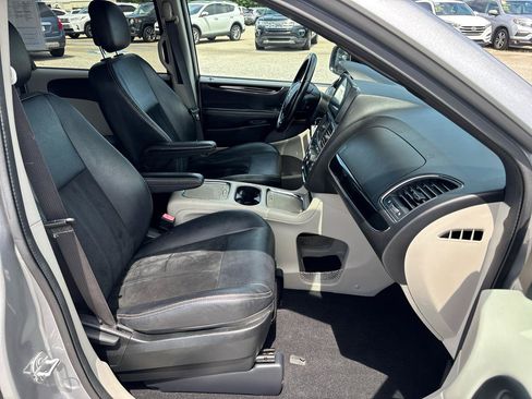 Used 2018 Dodge Grand Caravan SXT FWD image 25