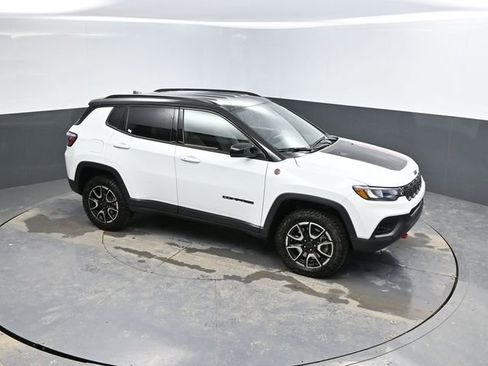Used 2025 Jeep Compass Trailhawk AWD/4WD image 38