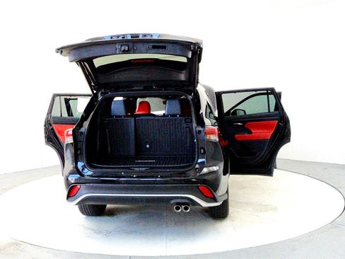 Used 2023 Toyota Highlander XSE image 11