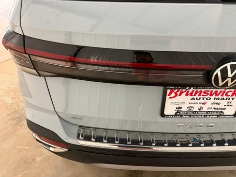 Certified 2025 Volkswagen Taos SE w/ Panoramic Sunroof Package image 17