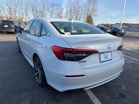 Used 2022 Honda Civic Touring image 3