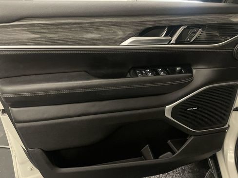 Used 2022 Jeep Wagoneer Series III w/ Rear Seat Entertainment Group AWD/4WD image 16