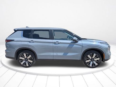 New 2026 Mitsubishi Outlander SE FWD image 3