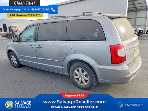 Used 2013 Chrysler Town & Country Touring image 3