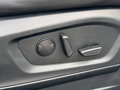 Used 2022 Ford Explorer XLT w/ Equipment Group 202A image 12