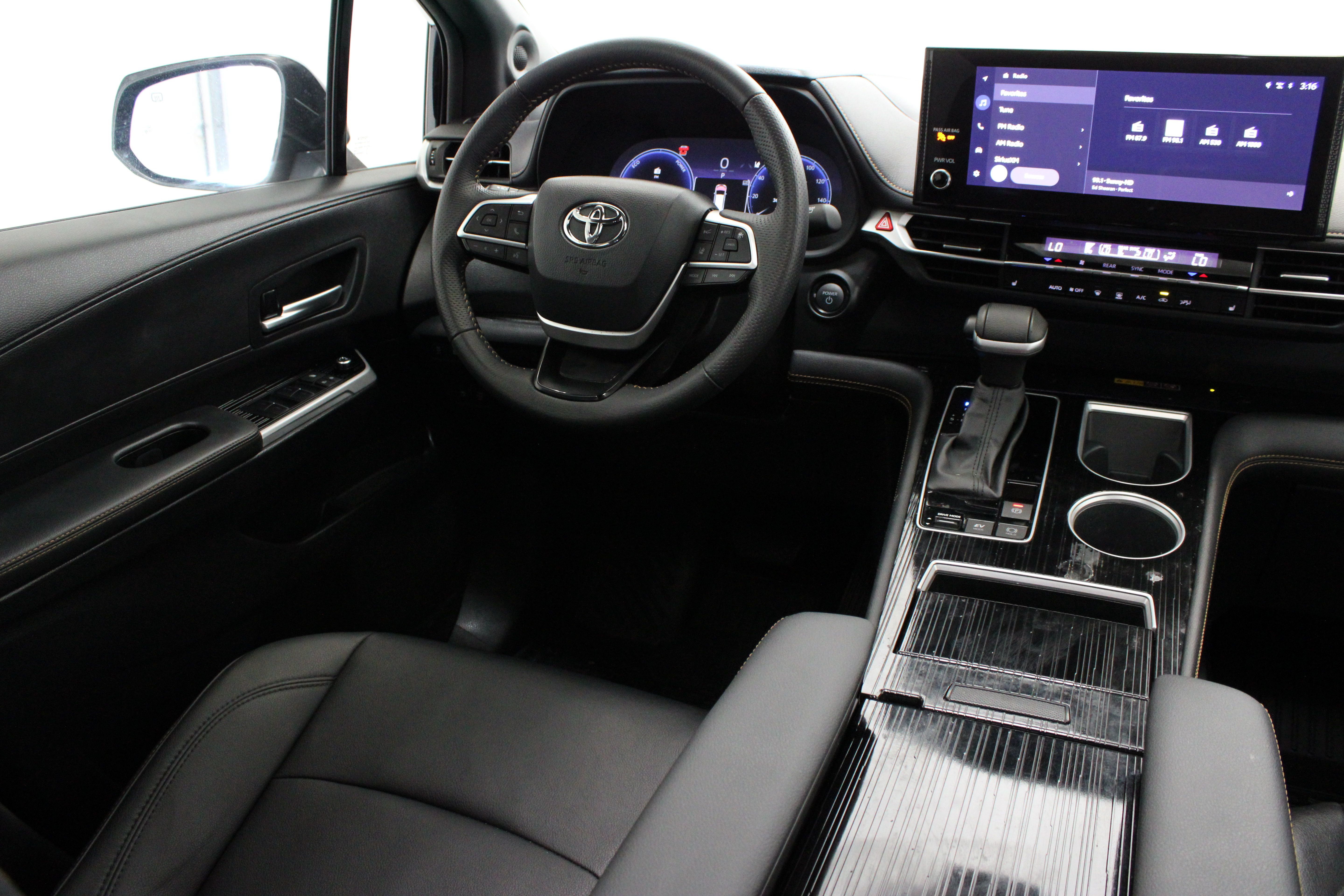 Certified 2025 Toyota Sienna XLE Woodland Edition AWD/4WD image 32