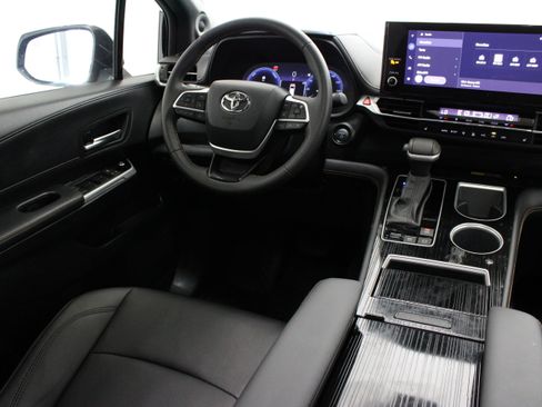 Certified 2025 Toyota Sienna XLE Woodland Edition AWD/4WD image 32