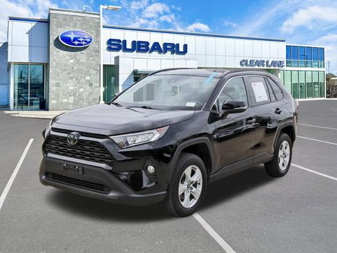 Used 2021 Toyota RAV4 XLE FWD image 3