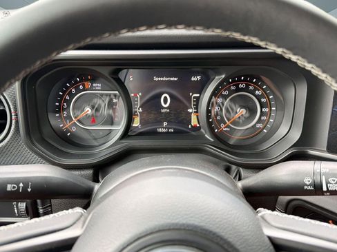 Used 2025 Jeep Gladiator Rubicon w/ Technology Group AWD/4WD image 20