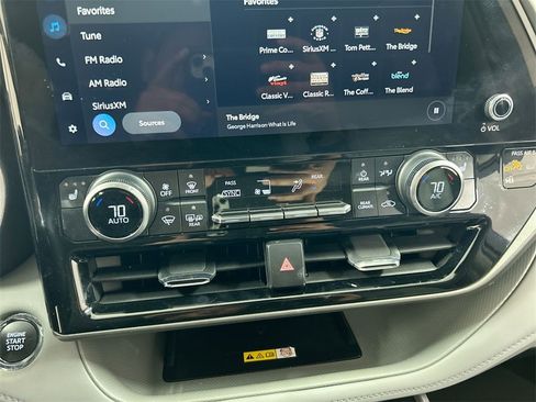 Used 2023 Toyota Highlander XLE image 16
