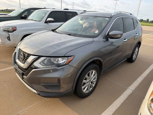 Used 2020 Nissan Rogue SV image 1