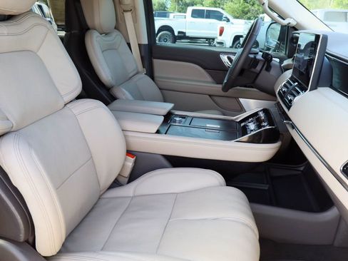 Used 2024 Lincoln Navigator Reserve image 32