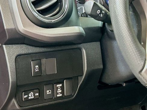 Used 2022 Toyota Tacoma TRD Off-Road w/ Technology Package AWD/4WD image 8