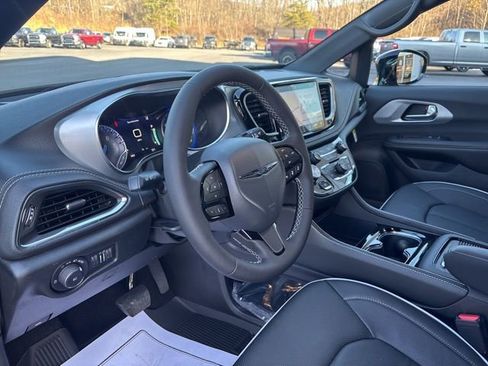 New 2026 Chrysler Pacifica Limited image 8