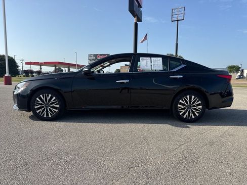 Used 2025 Nissan Altima 2.5 SV FWD image 3