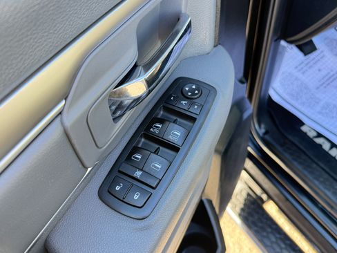 Used 2018 RAM 1500 Classic SLT w/ Luxury Group image 17