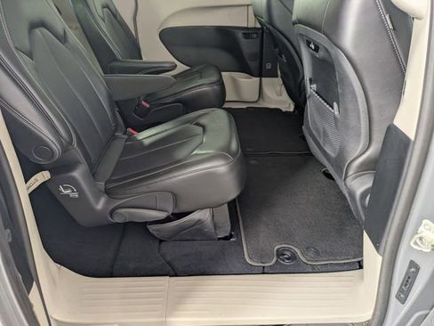 Used 2023 Chrysler Pacifica Touring-L image 27