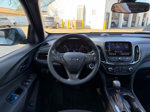 Used 2023 Chevrolet Equinox RS FWD image 2
