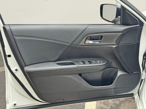 Used 2017 Honda Accord Sport image 33