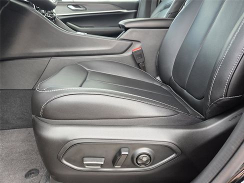 New 2025 Jeep Grand Cherokee Limited w/ Luxury Tech Group II image 17