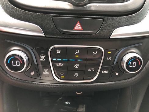 Used 2018 Chevrolet Equinox LT image 16