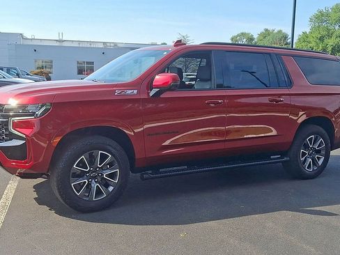 Certified 2024 Chevrolet Suburban Z71 w/ Luxury Package AWD/4WD image 7