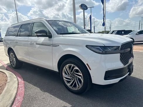 Used 2025 Lincoln Navigator L Reserve AWD/4WD image 2