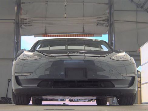 Used 2023 Tesla Model 3 Standard Range image 3