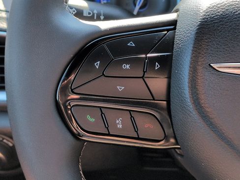 Used 2025 Chrysler Pacifica Limited FWD image 24