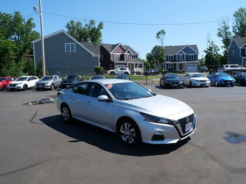 Used 2022 Nissan Altima 2.5 S FWD image 2