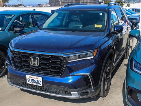 Used 2024 Honda Pilot Touring image 3