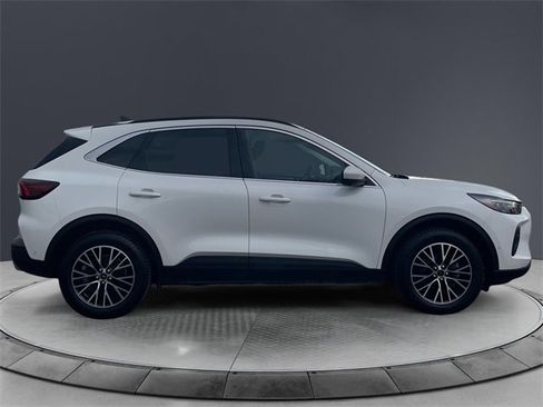 Used 2023 Ford Escape SE w/ PHEV Premium Package image 6