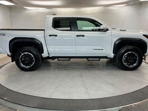 Used 2025 Toyota Tacoma TRD Off-Road AWD/4WD image 6