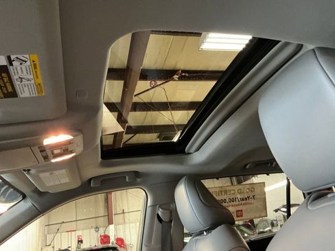 Used 2022 Toyota Highlander XLE AWD/4WD image 12