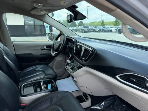 Used 2020 Chrysler Pacifica Touring-L Plus FWD image 31