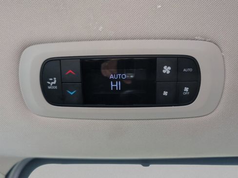 Used 2024 Chrysler Pacifica Touring-L image 42