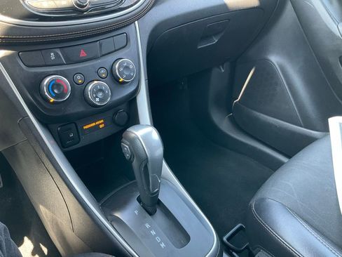 Used 2018 Chevrolet Trax LT w/ LT Convenience Package FWD image 7
