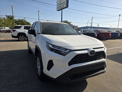 Used 2024 Toyota RAV4 LE AWD/4WD image 4