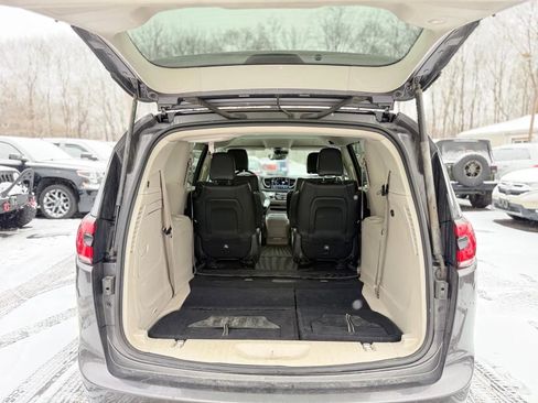 Used 2021 Chrysler Pacifica Touring-L image 7