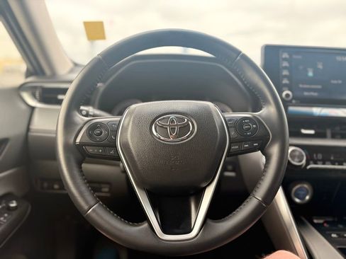 Used 2021 Toyota Venza LE AWD/4WD image 18