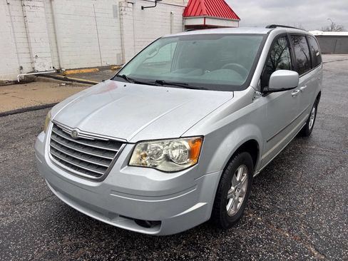 Used 2010 Chrysler Town & Country Touring image 2