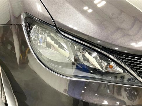 Used 2017 Chrysler Pacifica Touring image 29