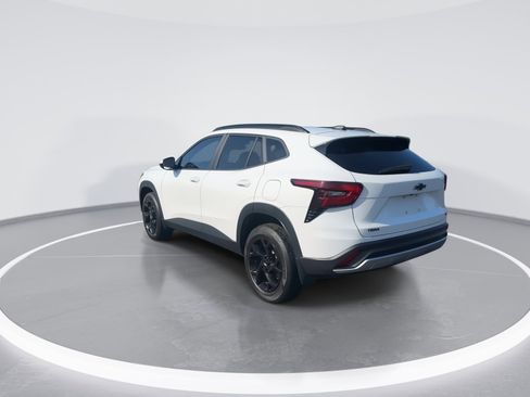 Used 2025 Chevrolet Trax LT w/ LT Convenience Package image 7