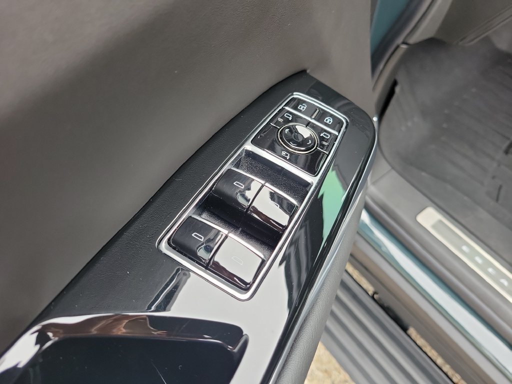 Used 2026 Cadillac Escalade ESV Sport w/ LPO, ONYX Package AWD/4WD image 22