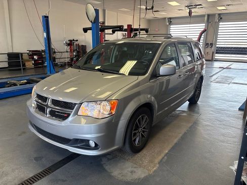 Used 2017 Dodge Grand Caravan SXT FWD image 2