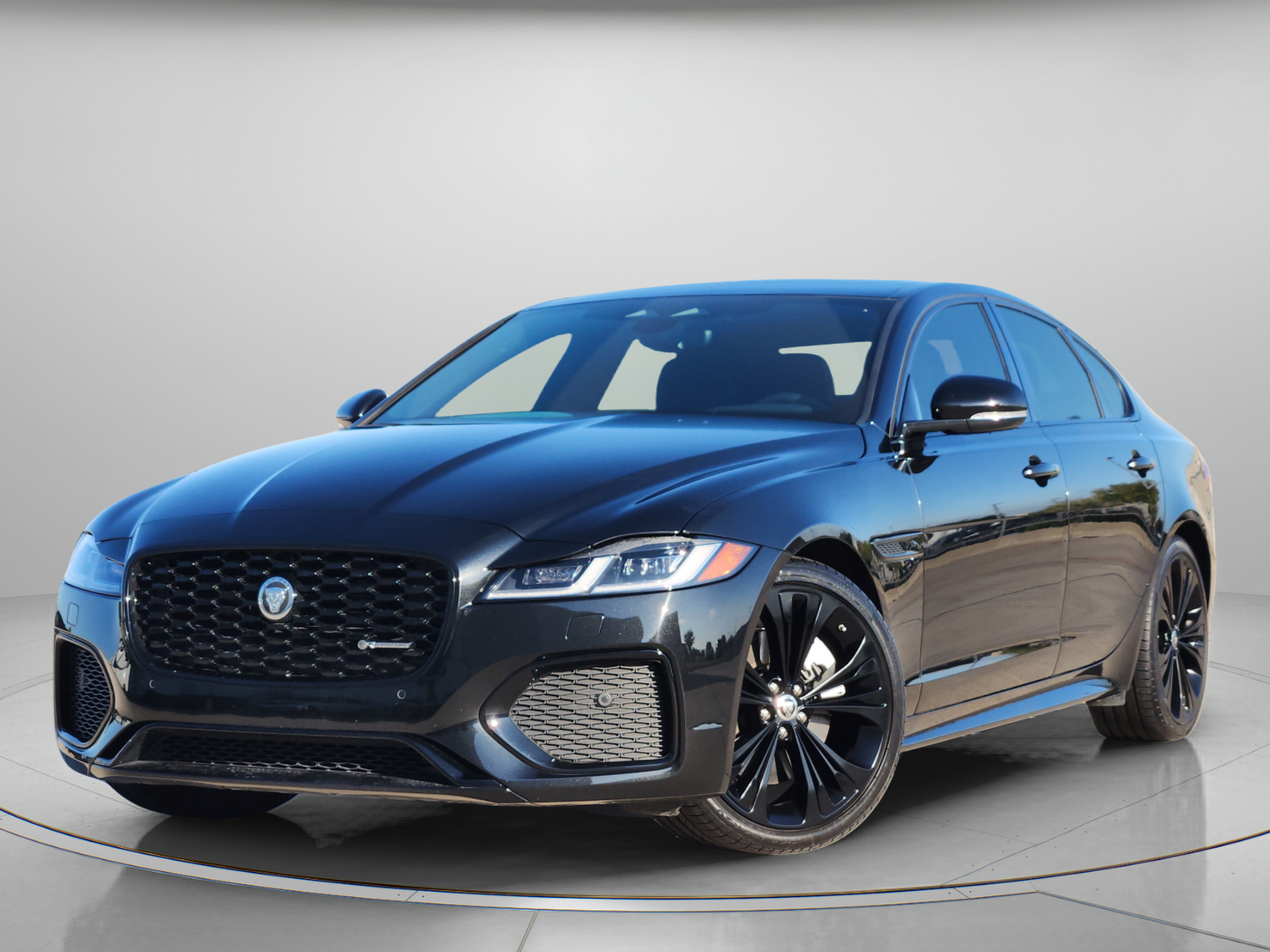 Certified 2024 Jaguar XF R-Dynamic SE AWD/4WD image 1