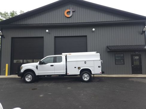 Used 2019 Ford F350 XL w/ Snow Plow/Camper Package image 28