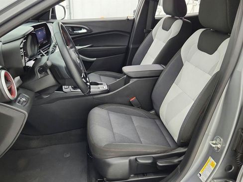 Used 2024 Chevrolet Trax RS FWD image 32