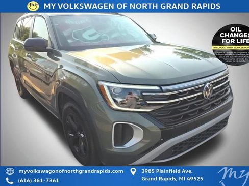 Used 2025 Volkswagen Atlas Peak Edition SE AWD/4WD image 1